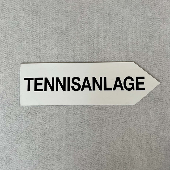 Directional arrow "tennis system" on two sides, B-goods